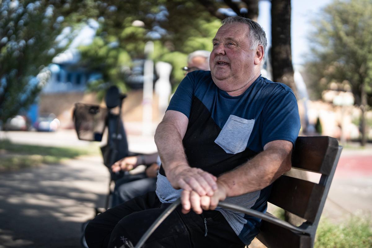 Quim, un vecino jubilado de Manlleu, toma el fresco en un banco a la entrada del pueblo.