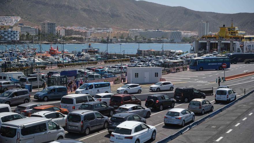 Colas de coches en el Puerto de Los Cristianos en la operación salida del último puente de Semana Santa. | | CARSTEN W. LAURITSEN