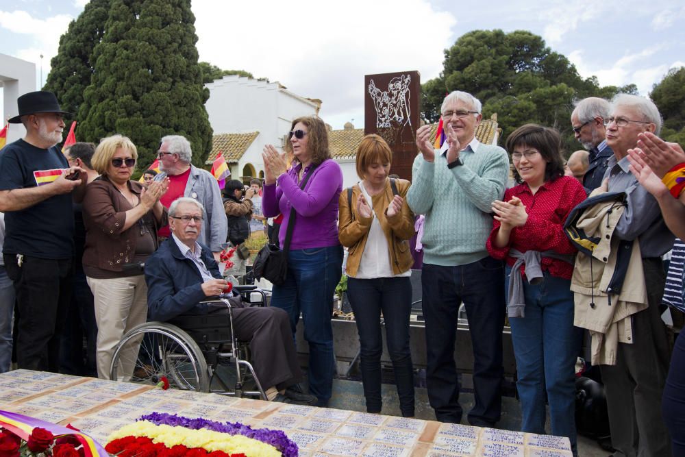 Homenaje en la fosa común de Paterna