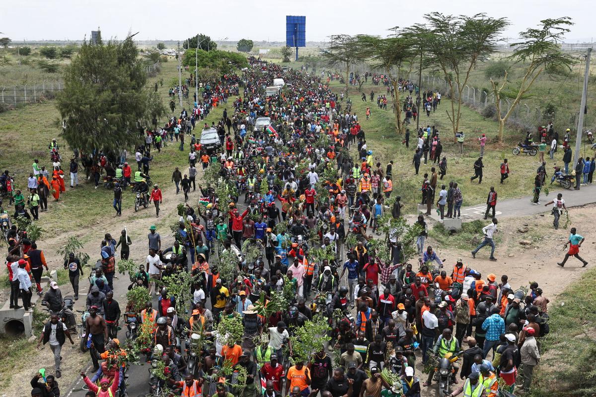 FORMER PRIME MINISTER ODINGA PAS (Kenya), 16/10/2025.- Supporters of the late Kenyan Prime Minister Raila Odinga follow the vehicle transporting his body after its arrival at Jomo Kenyatta International Airport in Nairobi, Kenya, 16 October 2025. Odinga, 80, who spent many years as an opposition leader, passed away in India on 15 October 2025 while receiving medical treatment. (Kenia) EFE/EPA/DANIEL IRUNGU