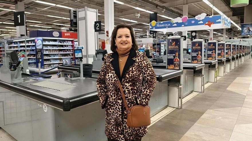 El emocionante homenaje de sus compañeros a Lidia Martínez, cajera el centro comercial Azabache que se jubila tras 40 años