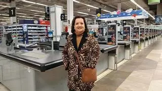 Lidia Martínez se jubila tras 40 años como cajera de la primera gran superficie que tuvo Asturias: "La inmensa mayoría de la gente con la que traté fue maravillosa"