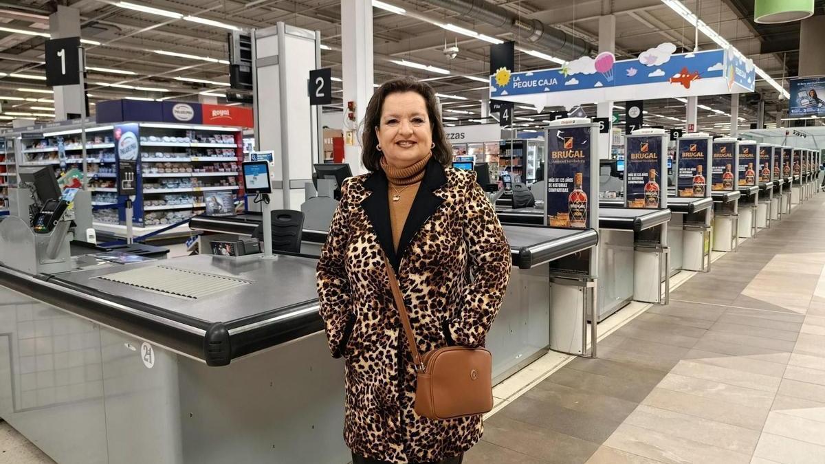 El emocionante homenaje de sus compañeros a Lidia Martínez, cajera el centro comercial Azabache que se jubila tras 40 años