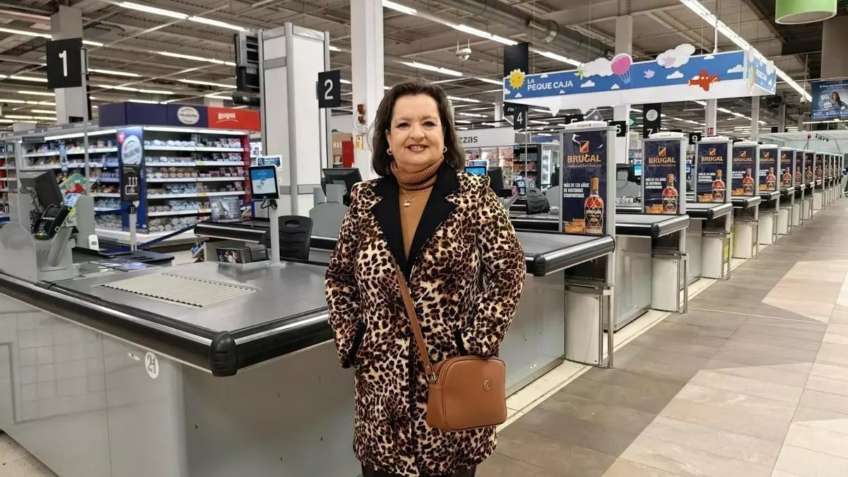 Lidia Martínez se jubila tras 40 años como cajera de la primera gran superficie que tuvo Asturias: "La inmensa mayoría de la gente con la que traté fue maravillosa"