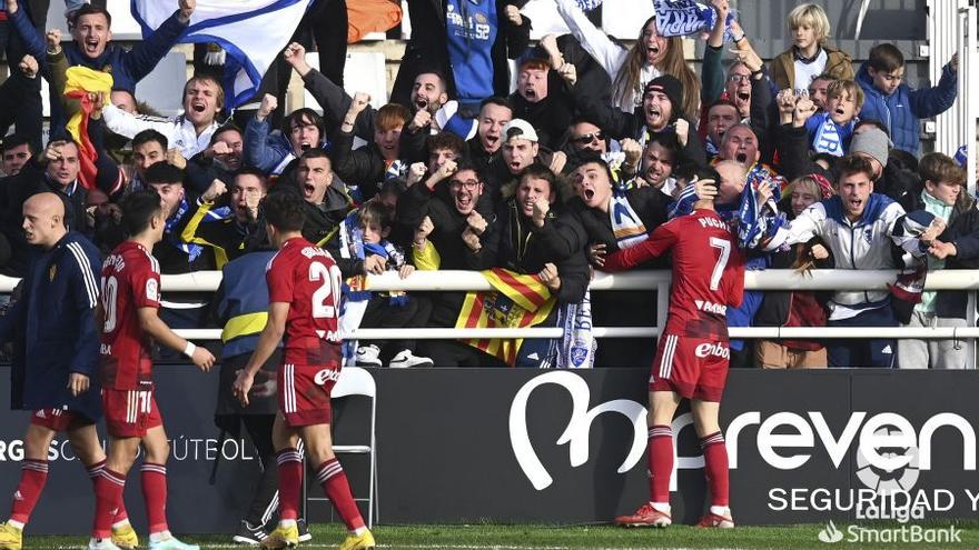 La afición del Zaragoza celebra el segundo tanto de Atienza en propia puerta