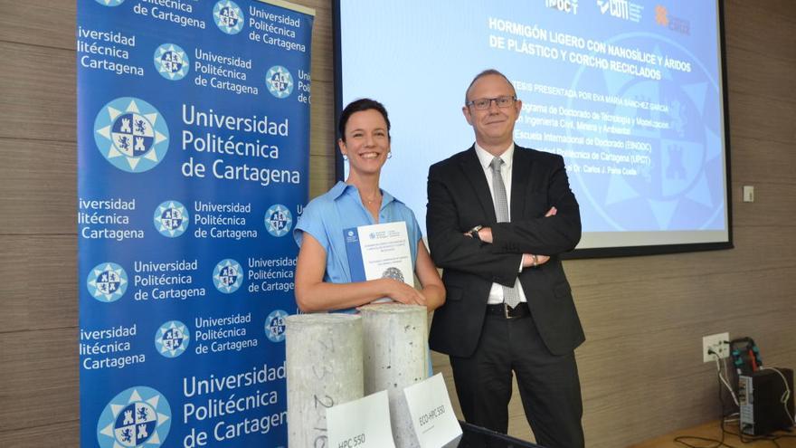 Eva María Sánchez con el director de su tesis, Carlos Parra.