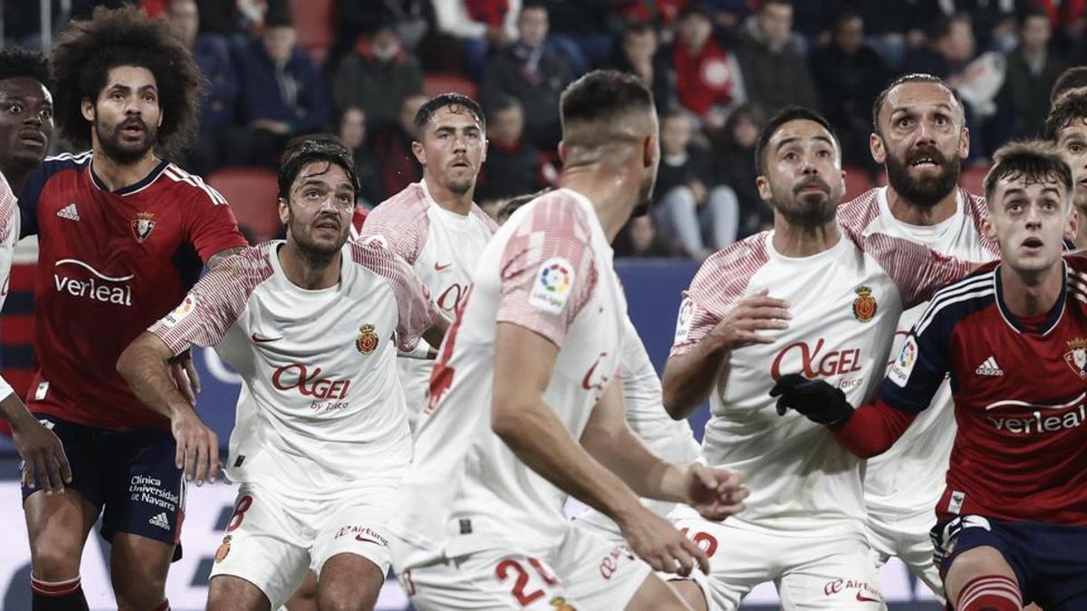 Real Mallorca (in weiß) beim Spiel gegen Osasuna.