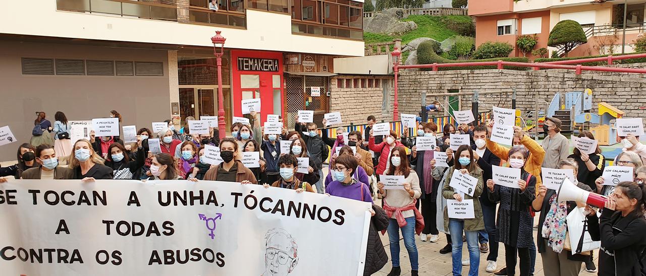 Medio centenar de personas se concentran en Vigo contra los abusos sexuales denunciados en el Labor