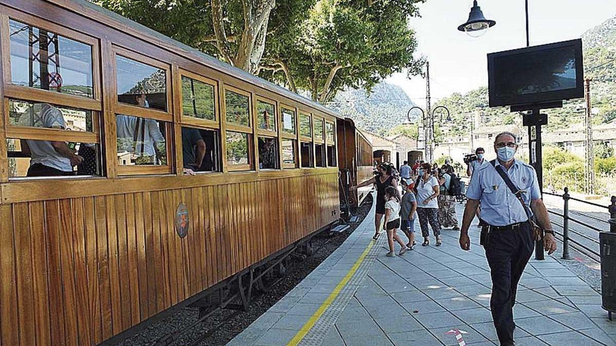 El tren de Sóller vuelve a circular tras tres meses de parón.