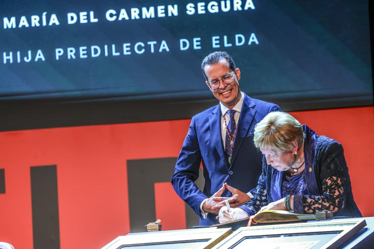 Nombramiento de Mari Carmen Segura y Andrés Molina como hijos predilectos de Elda Nombramiento de Mari Carmen Segura y Andrés Molina como hijos predilectos de Elda