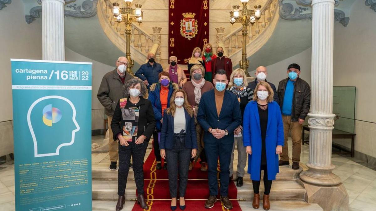 Foto de familia tras la presentación de este primer trimestre de actividades. | F. G. PAGÁN / AYTO. CARTAGENA