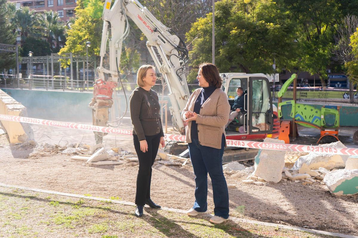 Enguix y Gandia en la visita a las obras del parque Mestre Ferrero de Ontinyent.