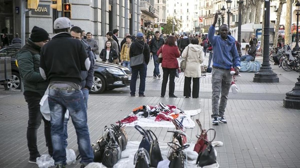 Manteros en la plaza Catalunya de Barcelona, el pasado noviembre.