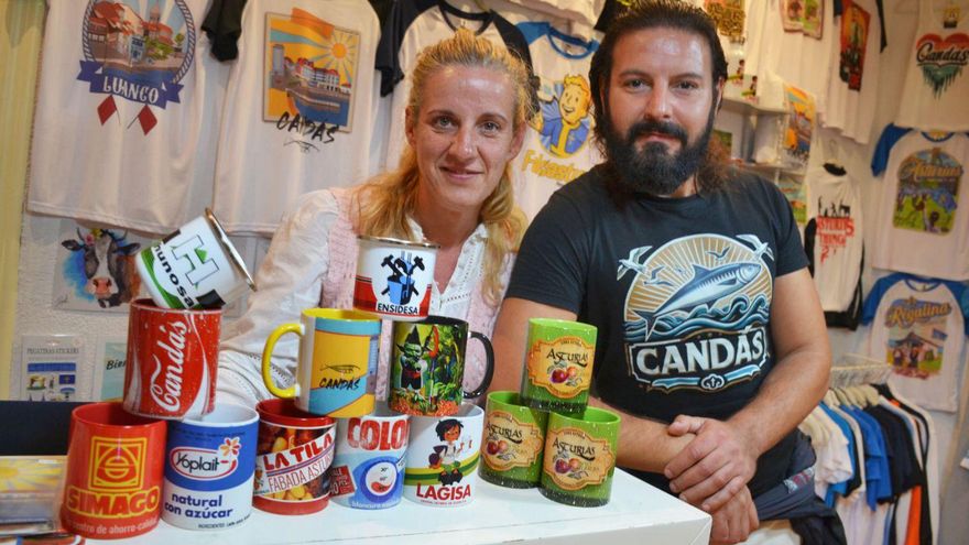 María Costa y Pedro Carballido, con algunos de los artículos de su tienda Pimponeti Art, en Candás.
