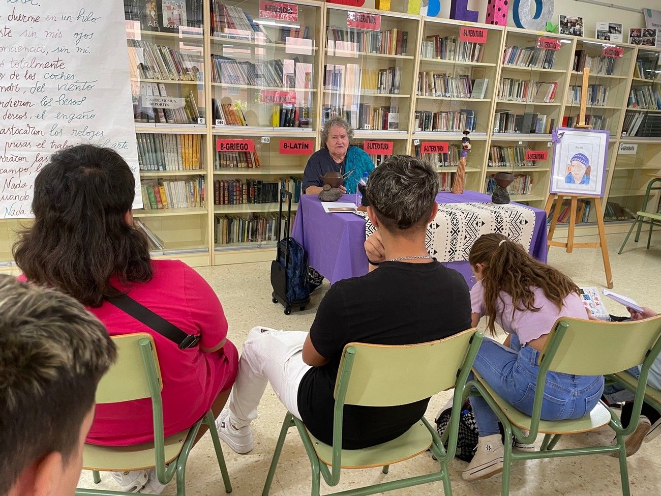 El alumnado del IES La Herradura celebra el Día de las Escritoras con Berbel.