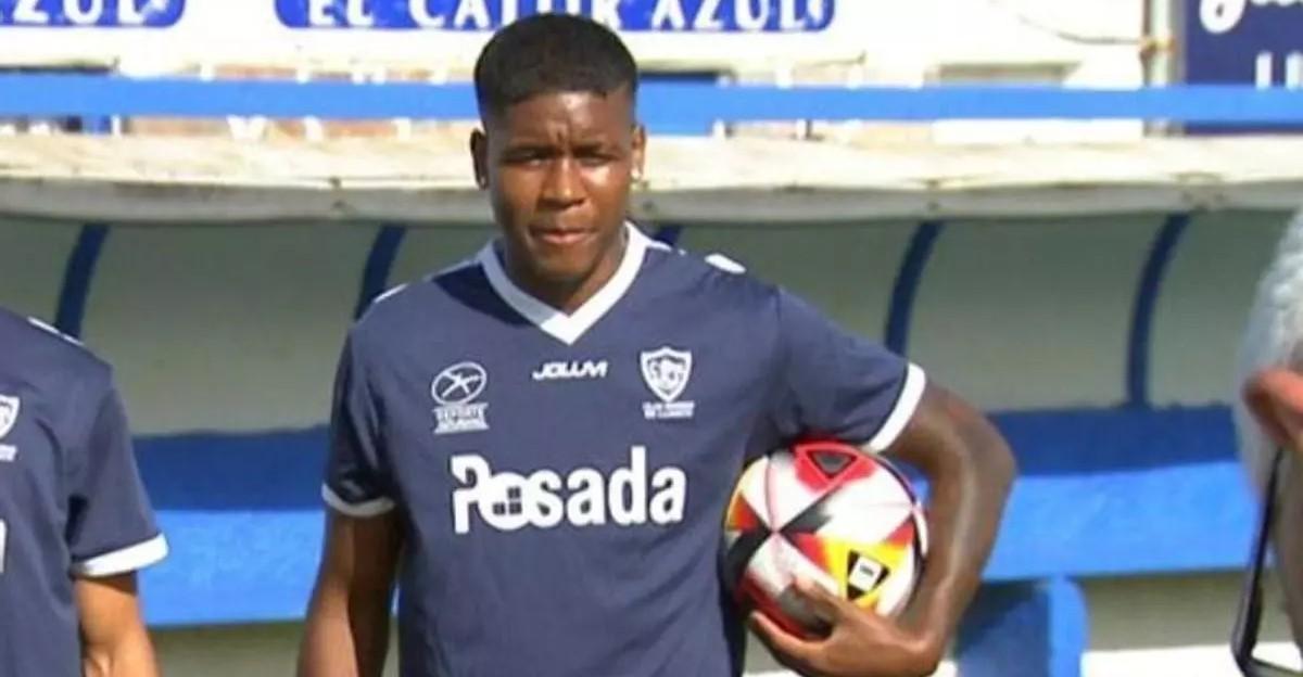 Denilson Mena, con el uniforme del Marino de Luanco.