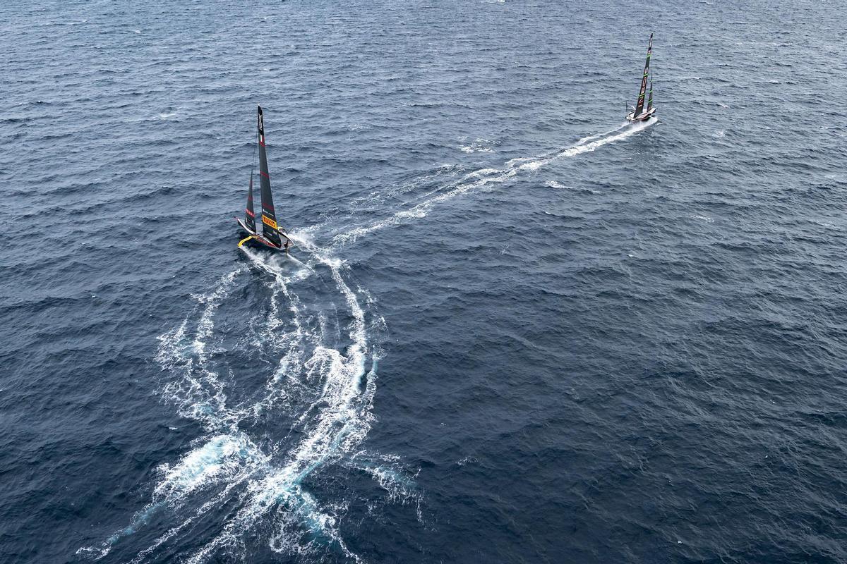 Los AC75 de Luna Rossa Prada Pirelli (a la izquierda) y de Ineos Britannia se cruzan en el campo de regatas, este miércoles.