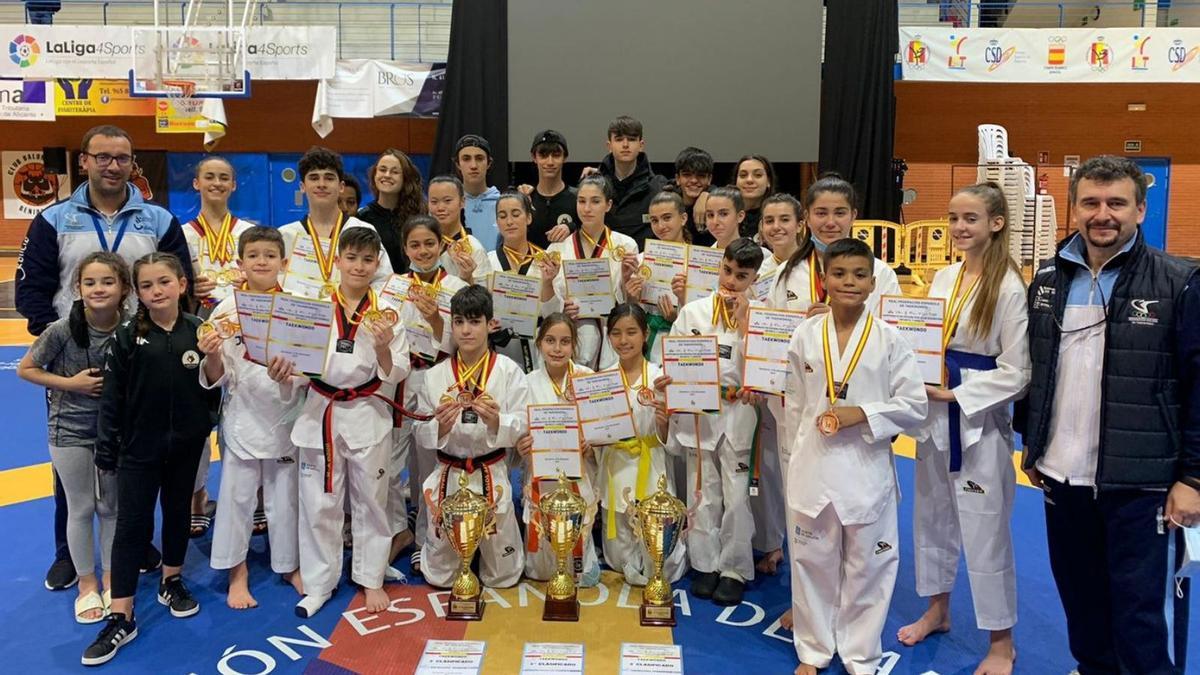 Todos los integrantes del Club Taekwondo Sada que participaron en el Campeonato de España.