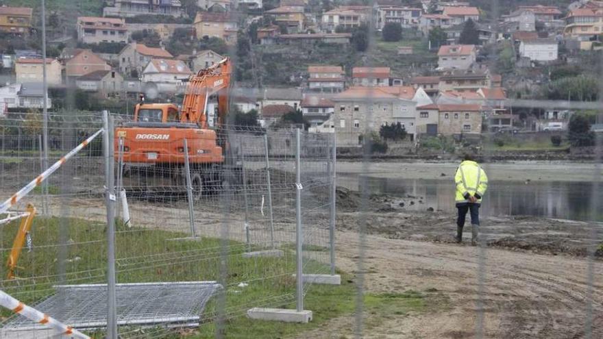 Obras de vertido de arena en la dársena de Samertolaméu, en Meira. // Santos Álvarez