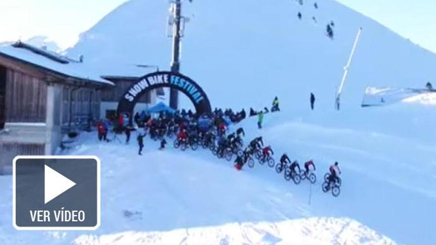 El festival ciclista que desafía el frío en los Alpes suizos