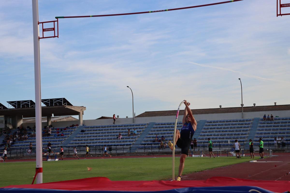 Sergi Pons, en el salto con pértiga