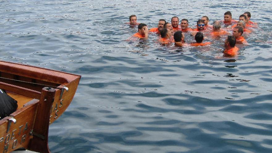 La tripulación del 'Tomás Morales' celebra el triunfo con un chapuzón.