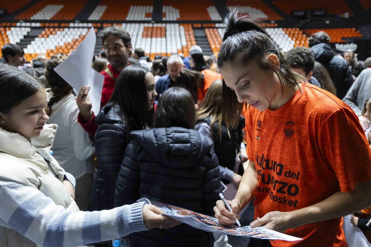 Entrenamiento abierto con la afición de Valencia Basket