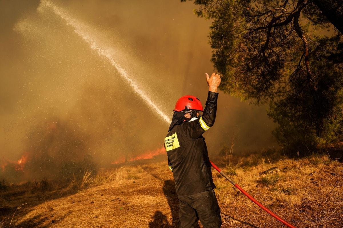 Dos grandes incencios cerca de Atenas obligan a evacuar a miles de personas