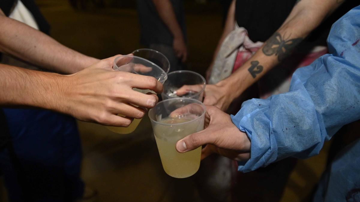 Jovenes realizando botellón en Vigo