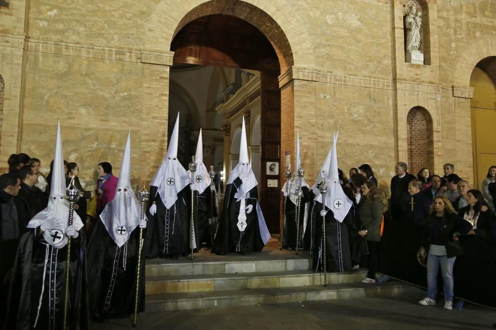 Miles de personas contemplaron el paso de las imágenes de las seis cofradías que participan en Lunes Santo