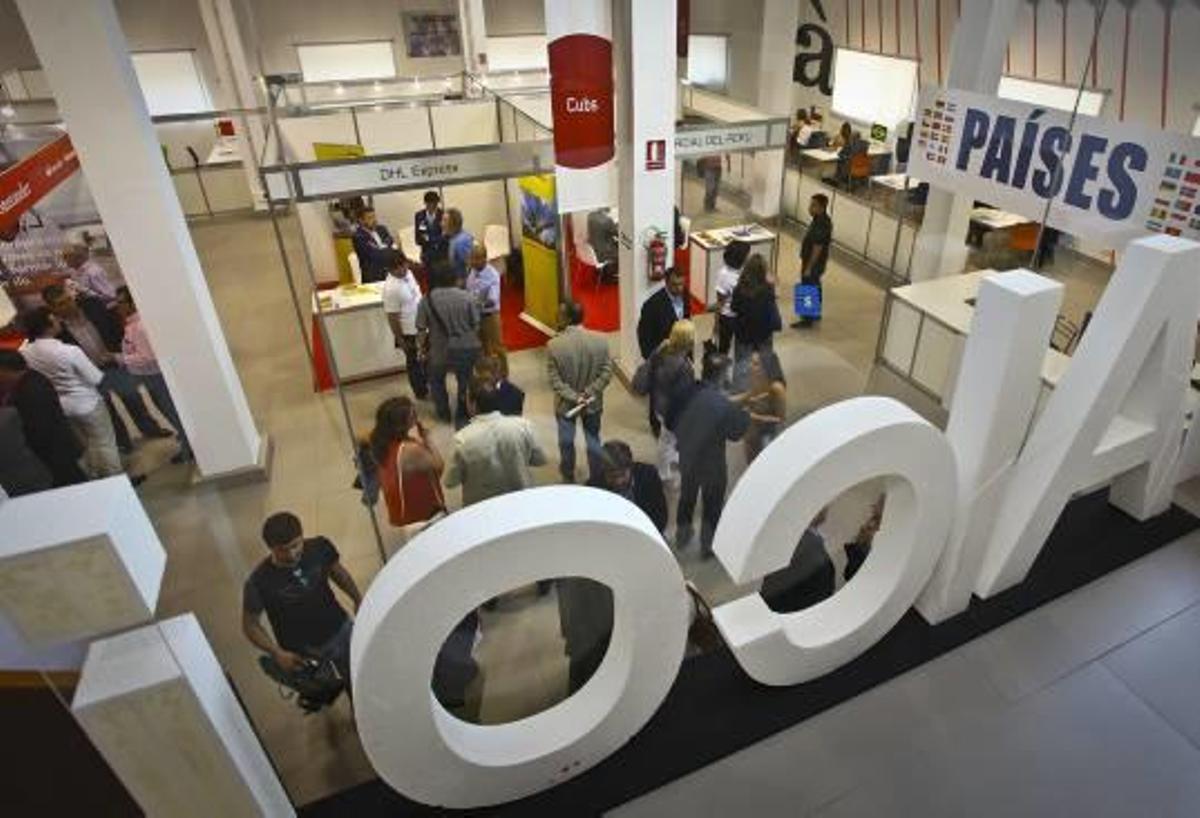 Imagen general de parte de los expositores de la feria en la Sala Ágora.