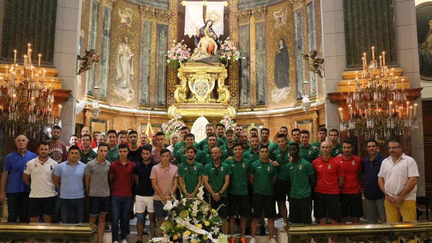 La primera plantilla del Cartagena, el cuérpo técnico y varios canteranos, durante la ofrenda floral en la Basílica de la Caridad.