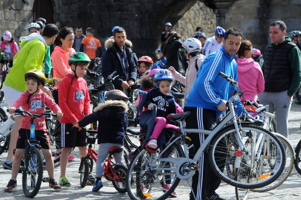 Un pelotón de ciclistas desafía a la lluvia en Cambados