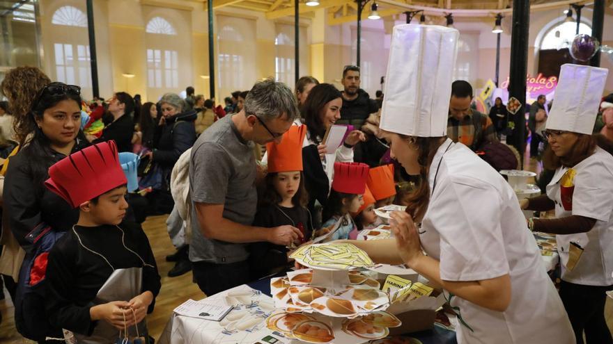 Uno de los puestos del mercado, con los ingredientes del menú a disposición de los niños. | Fernando Rodríguez