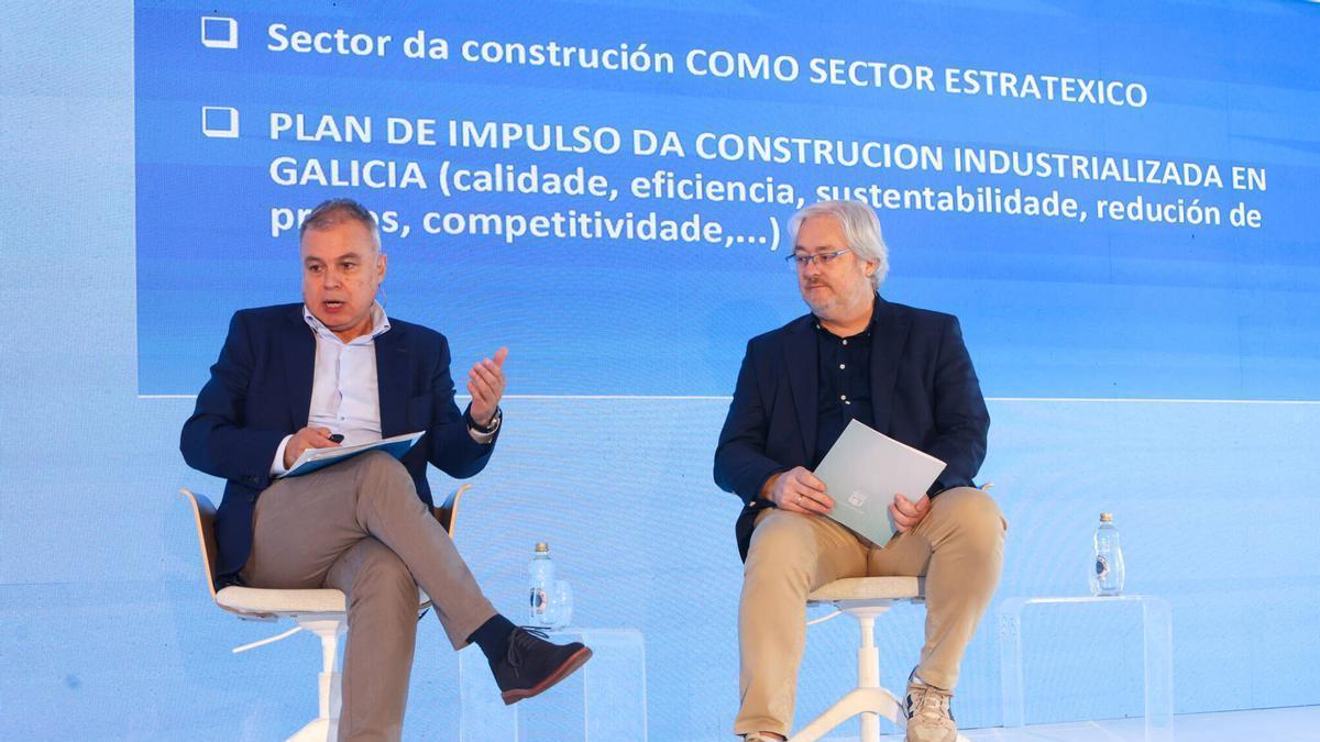 El secretario xeral de Vivenda y el gerente del Clúster da Construcción, en la jornada.