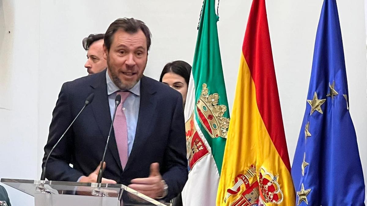 El ministro de Transportes, Óscar Puente, interviene en la toma de posesión del delegado del Gobierno en Extremadura