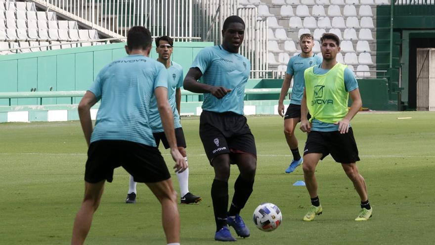 El colombiano Ferney Mosquera, en el entrenamiento de hoy en El Arcángel.