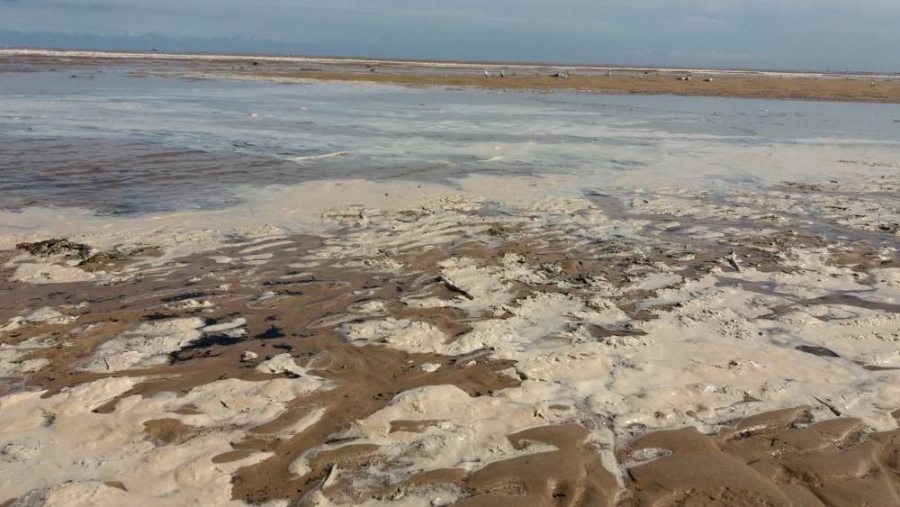 Una mancha marrón obliga a cerrar de nuevo la playa de San Lorenzo