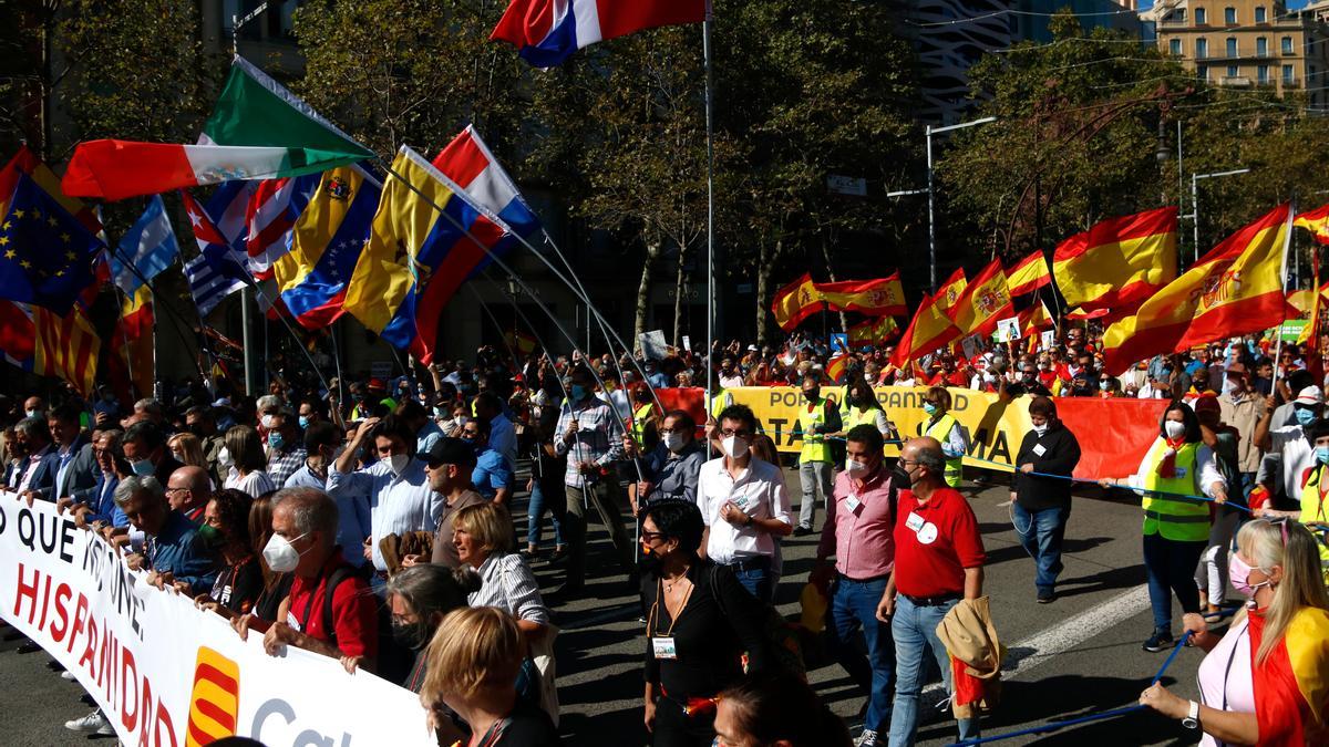 Diverses persones a la manifestació del 12-O a Barcelona. Imatge del 12 d&#039;octubre de 2021. (Horitzontal)