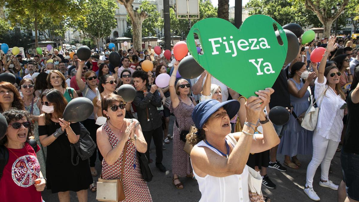 Protesta de interinos del Ayuntamiento de València.