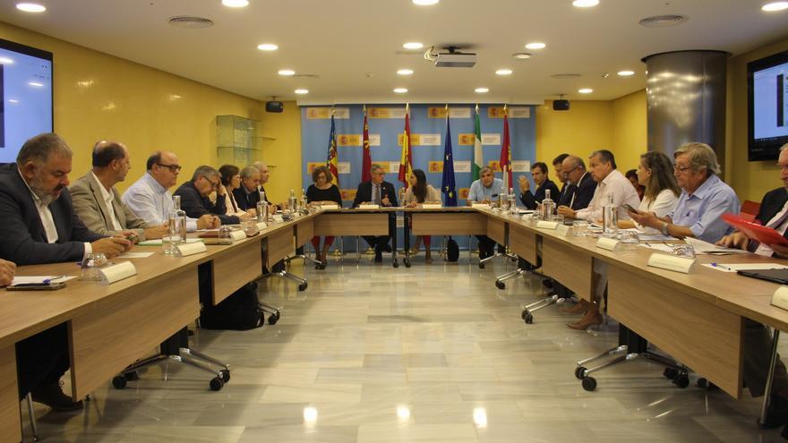 Los regantes frenan los primeros recortes de agua que quería la CHS