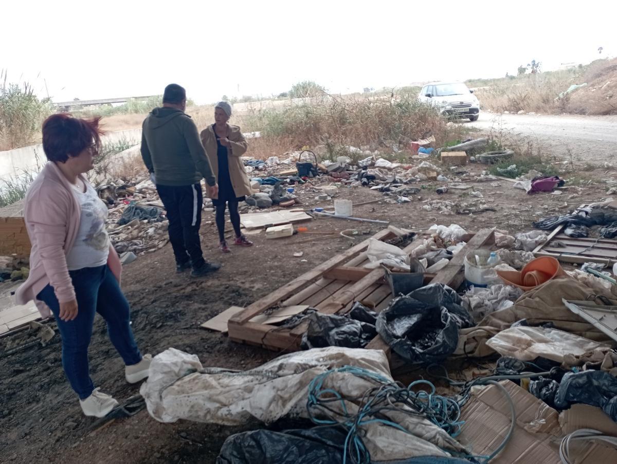 La concejala Paqui Macías, de Podemos, examinó la zona esta semana con vecinos de Los Chopos.