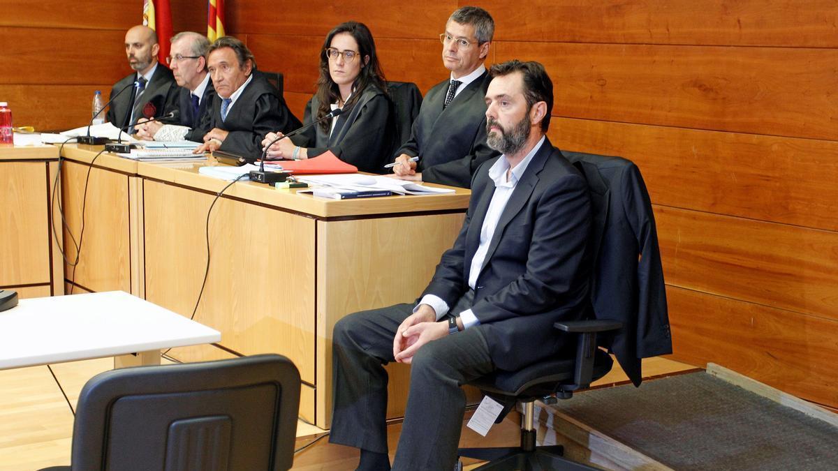 Miguel López en una de las sesiones del juicio con su defensa y las acusaciones al fondo..
