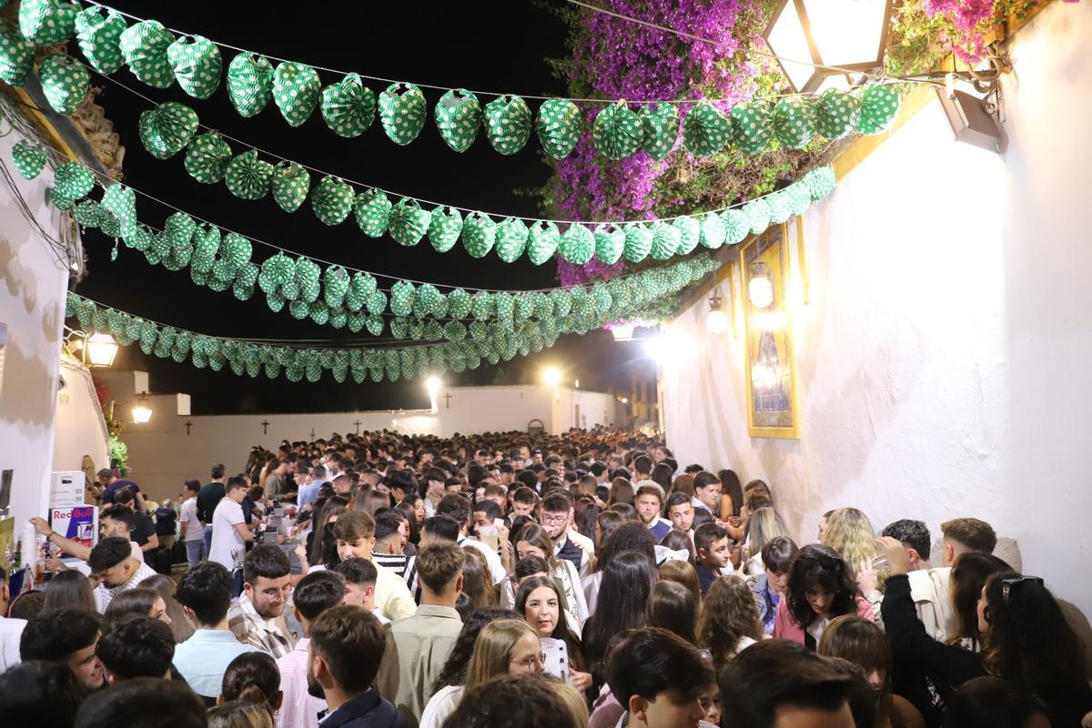 Los jóvenes vuelven a adueñarse de las Cruces por la noche