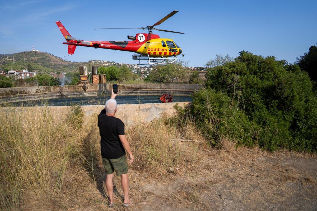 Un helicóptero carga agua para combatir el incendio de Collserola Un helicóptero carga agua para combatir el incendio de Collserola