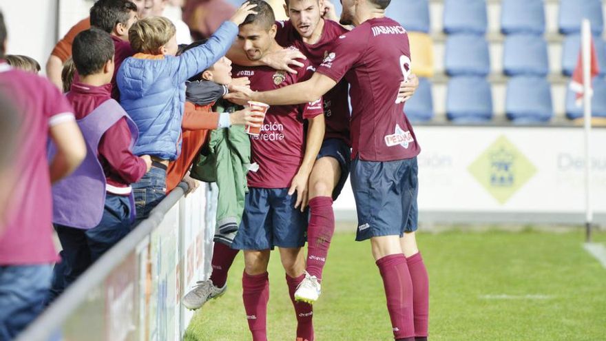 Borjas celebra un gol con Jandrín, Álex Fernández y jóvenes aficionados. // Gustavo Santos