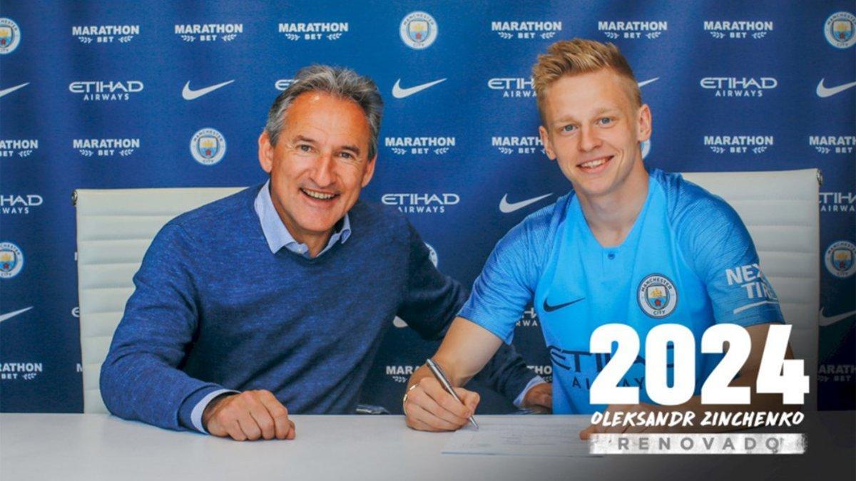 Txiki Begiristain y Olekdandr Zinchenko en el acto protocolario de la firma de la renovación de contrato del ucraniano