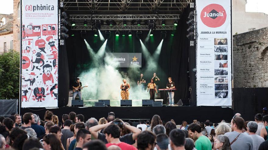 L&#039;actuació de Funkysteps &amp; The Sey Sisters durant el festival