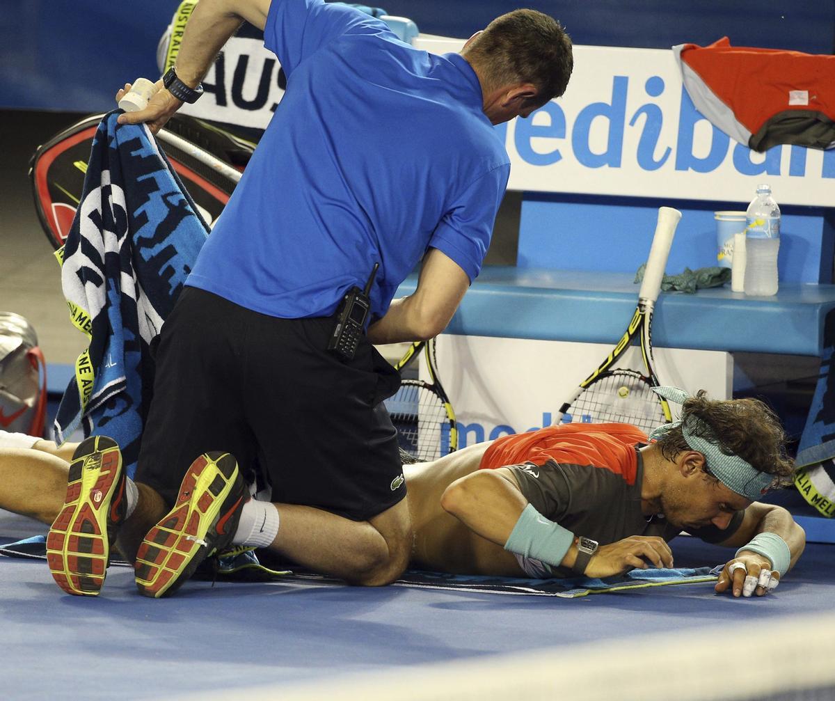 Melbourne (Australia), 26/01/2014.- El español Rafael Nadal recibe atención médica durante su partido contra el suizo Stanislas Wawrinka en la final masculina del Abierto de Australia de tenis en Melbourne, Australia.