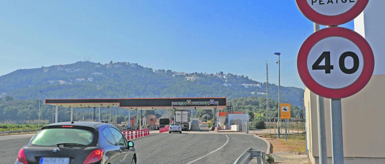 Peaje de la AP-7 en Oliva (la Safor) con las urbanizaciones Panorama y Tossal Gros al fondo.